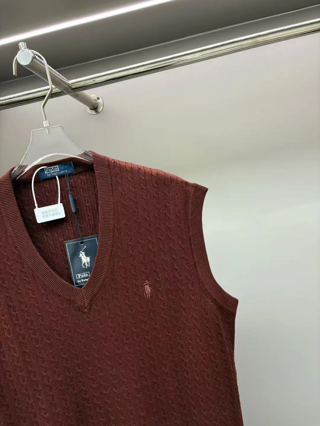 🅿️300 POLO Ralph Lauren's new embroidered wool vest. Original fabric. Official same style. Made of customized natural medium-thick imported wool gauze, very comfortable and smooth to the touch. Very wide and stylish. Produced by a first-line brand factory. Woven by imported machines. It is very soft and skin-friendly to wear. It will not deform after long-term wear. The latest autumn and winter style. Fashionable and personalized. Super versatile and good-looking. Very suitable for both men and women. A must-have style. Color: black, sapphire blue, gray Maroon Size: M-4XL